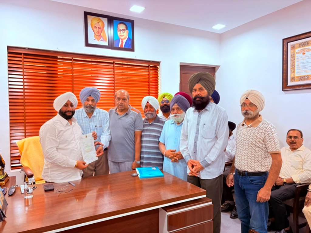 Delegation Meets MLA Kulwant Singh to Demand Reopening of Phase 11 Suvidha Centre